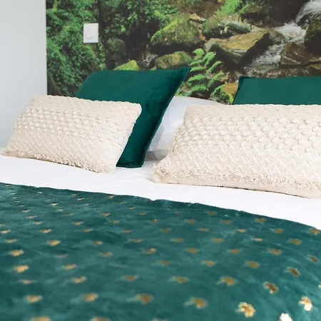 * Les Aux Etoiles * *