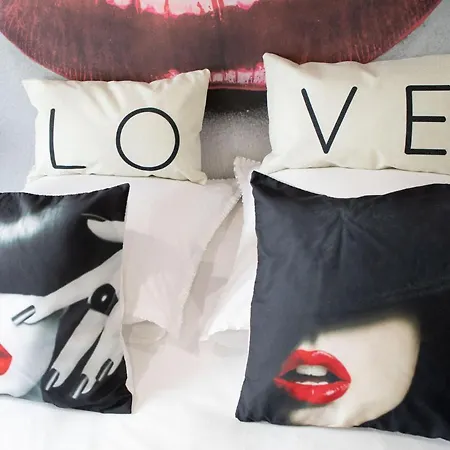 * Les Aux Etoiles * *