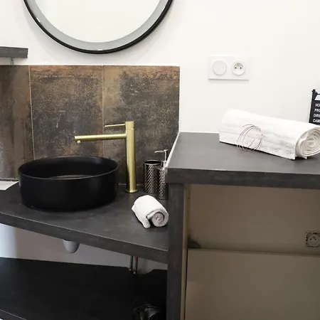 * Les Aux Etoiles * *