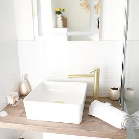 * Les Aux Etoiles * *