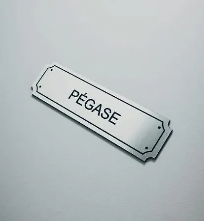 * Les Aux Etoiles * *