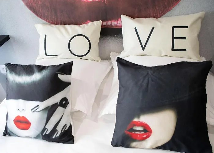 * Les Aux Etoiles * *