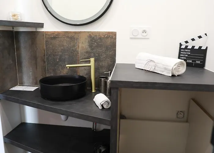 * Les Aux Etoiles * *