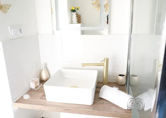 * Les Aux Etoiles * *